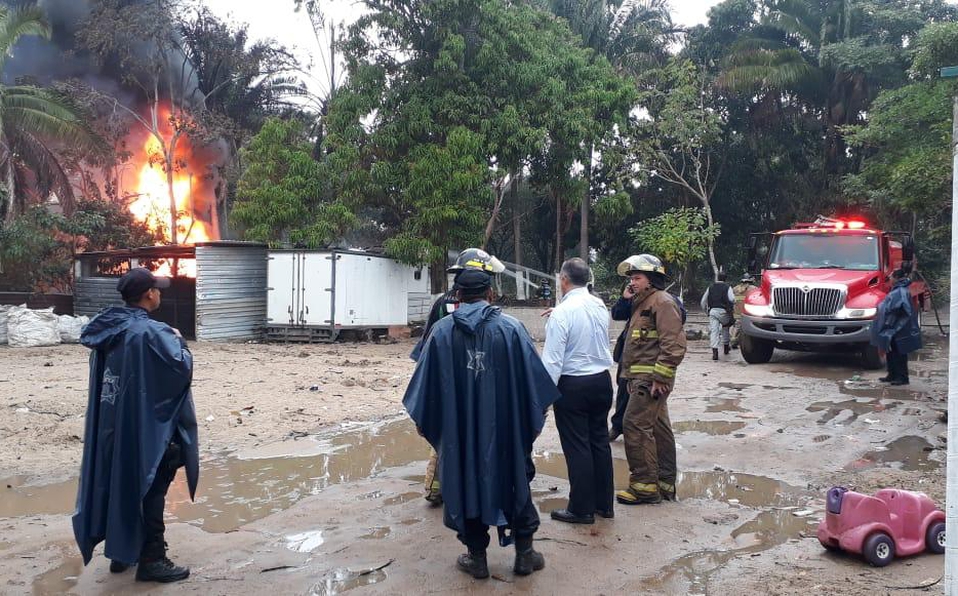 Explota bodega donde guardaban combustible robado en Tabasco