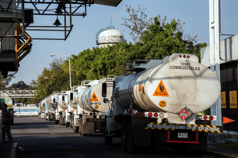 López Obrador anticipa compra de 500 pipas para garantizar abasto de gasolina