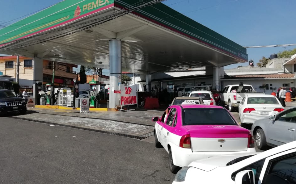 AMLO abriría gasolineras del gobierno para vender litros de a litro