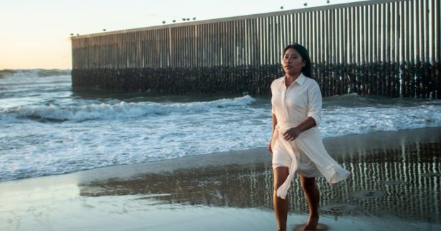 Yalitza Aparicio posa en el muro fronterizo en honor a los migrantes