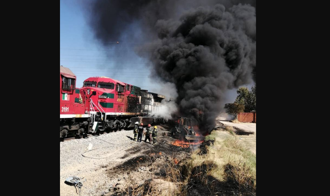 Pipa choca contra tren en Aguascalientes; hay dos muertos