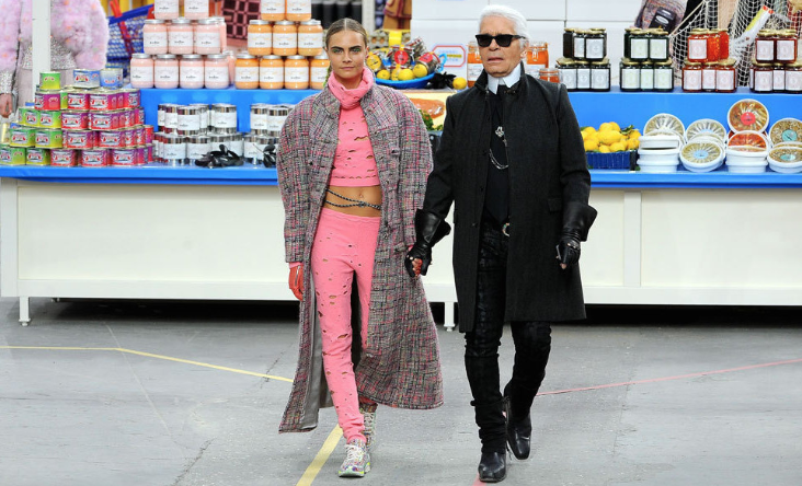 5 pasarelas icónicas de Karl Lagerfeld, el hombre que salvó a Chanel