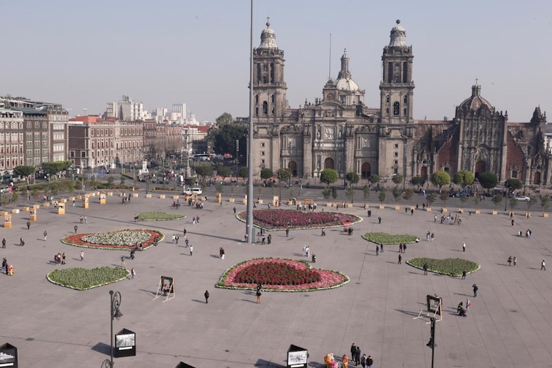 Por 14 de febrero, adornan Zócalo capitalino con corazones gigantes