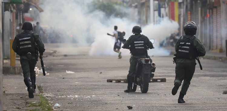 Militares venezolanos lanzan gas lacrimógeno a manifestantes en puente fronterizo