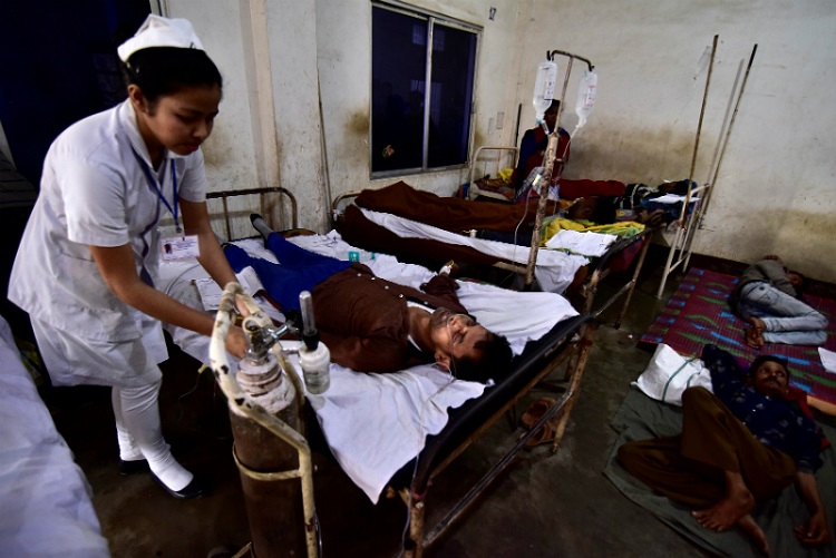 Suman 93 muertos en la India por consumir alcohol adulterado
