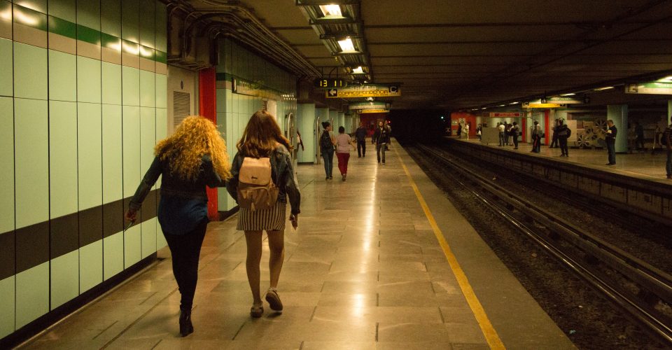 Detienen a dos sujetos por acoso dentro del Metro
