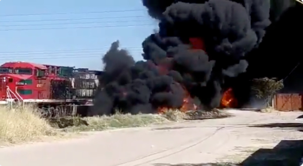 Pipa explota en Aguascalientes tras chocar con un tren