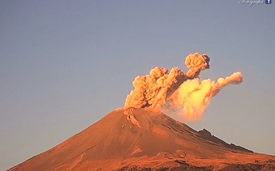 Popocatépetl lanza fumarola de un kilómetro de altura