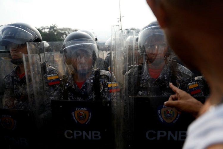 Soldados venezolanos se unen a la oposición en medio de tensión en paso fronterizo (+Vídeos)