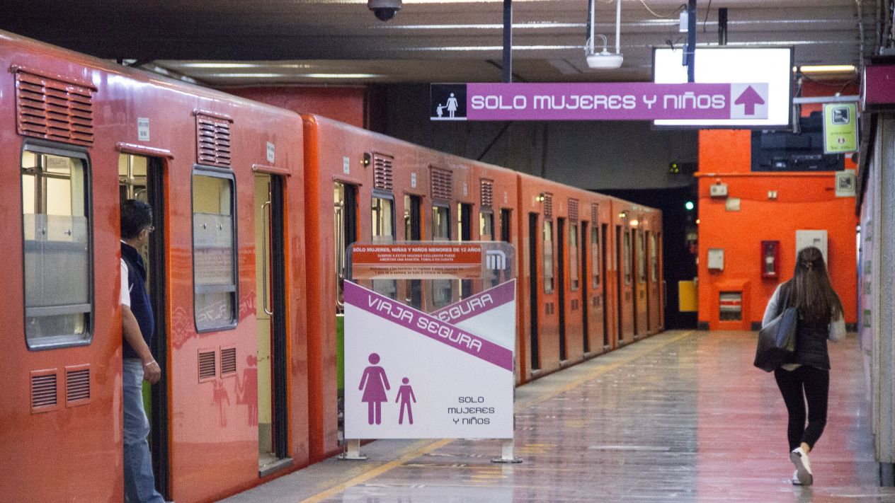 “Para viajar sin miedo”: Vagoneros venden silbatos anti acoso en el Metro