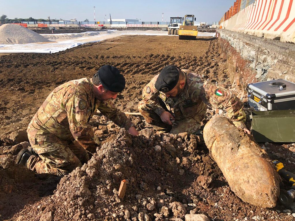 Evacúan  aeropuerto de Roma tras hallazgo de bombas de la II Guerra Mundial