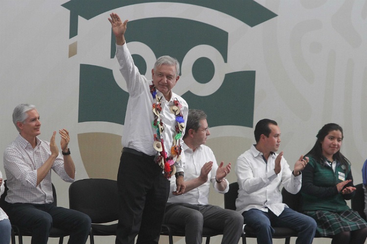 Jóvenes continuarán la Cuarta Transformación, afirma AMLO