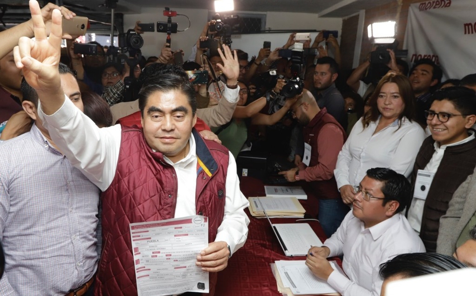 Barbosa se registra como precandidato a la gubernatura de Puebla