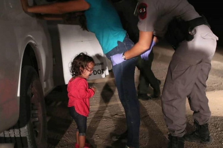 La historia detrás de la fotografía de la niña inmigrante nominada a foto del año por World Press Photo