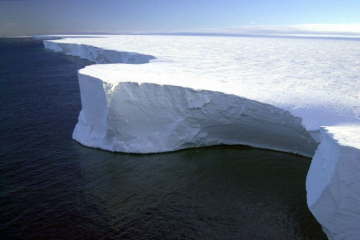 Iceberg dos veces más grande que NY a punto de desprenderse de la Antártida