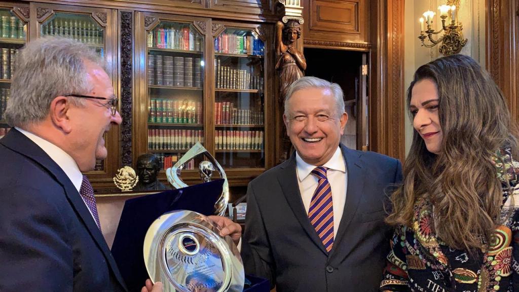 López Obrador es nombrado embajador del béisbol en el mundo