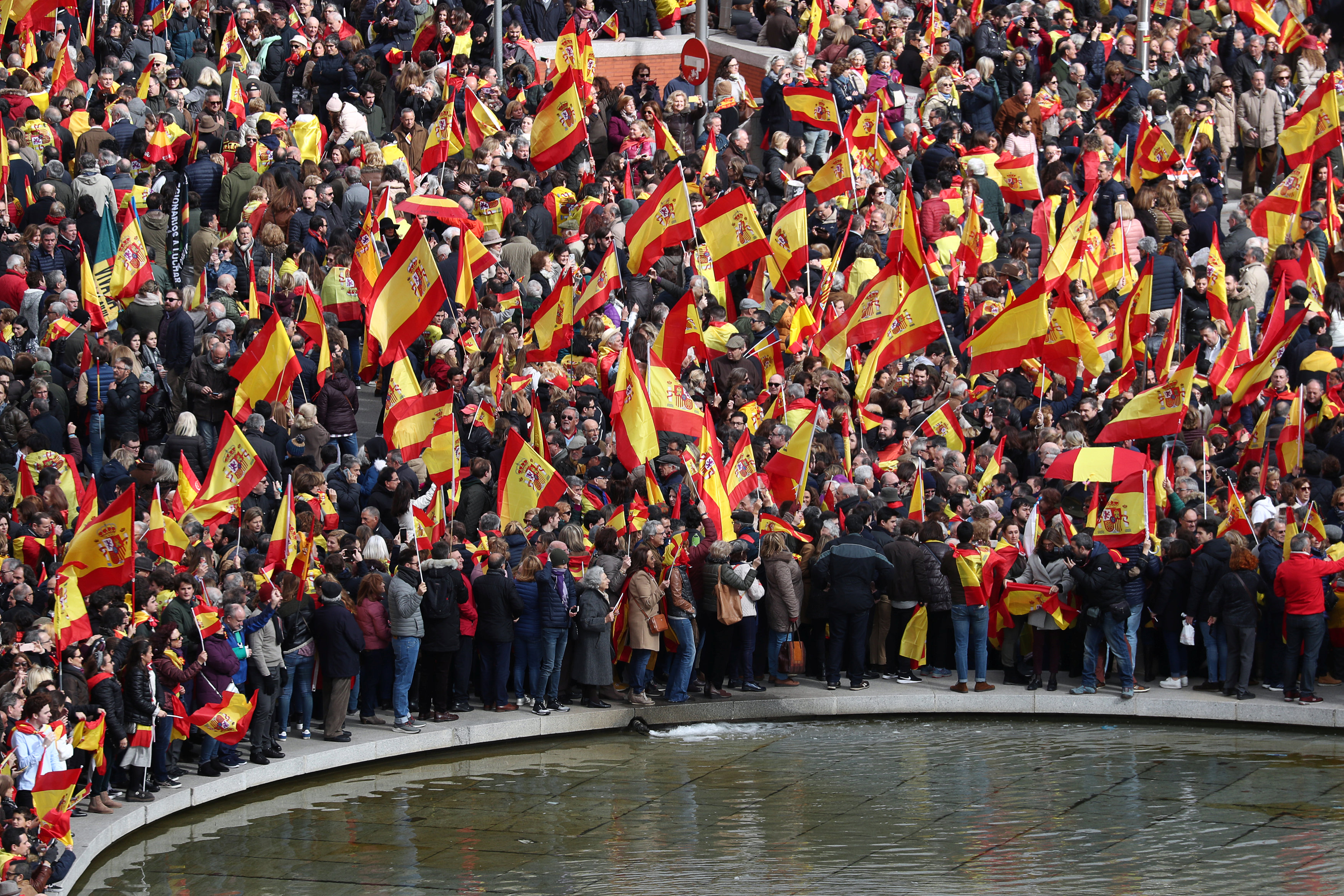Miles de españoles protestan contra gobierno de Pedro Sánchez