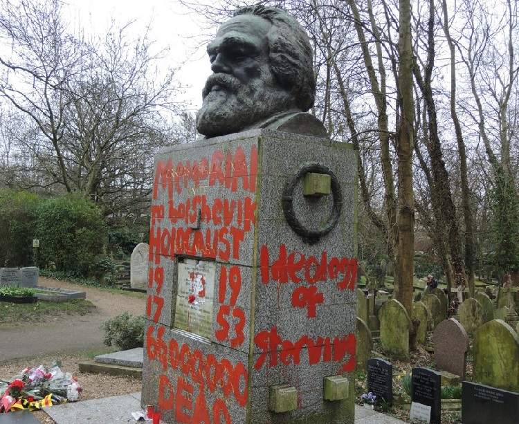 Vandalizan tumba de Karl Marx en Londres