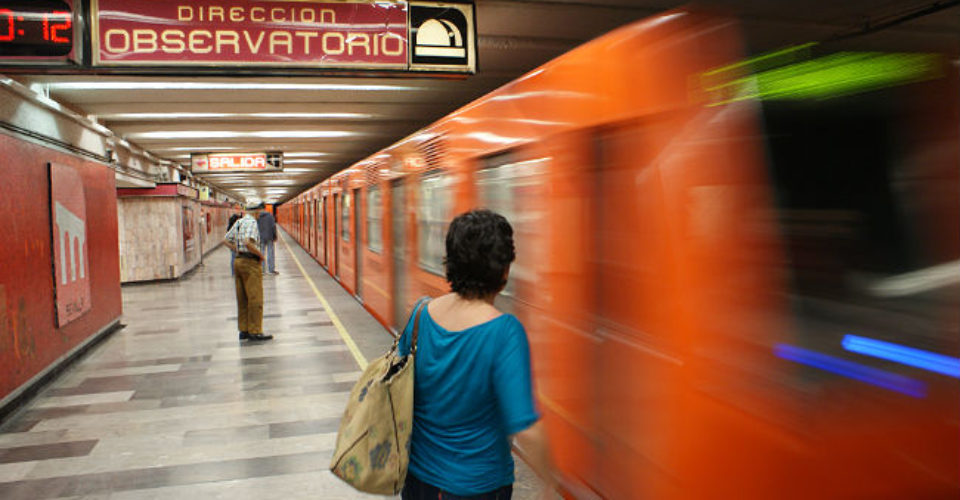 Joven de 23 años evita secuestro al lanzarse de auto; se refugia en estación de Metro