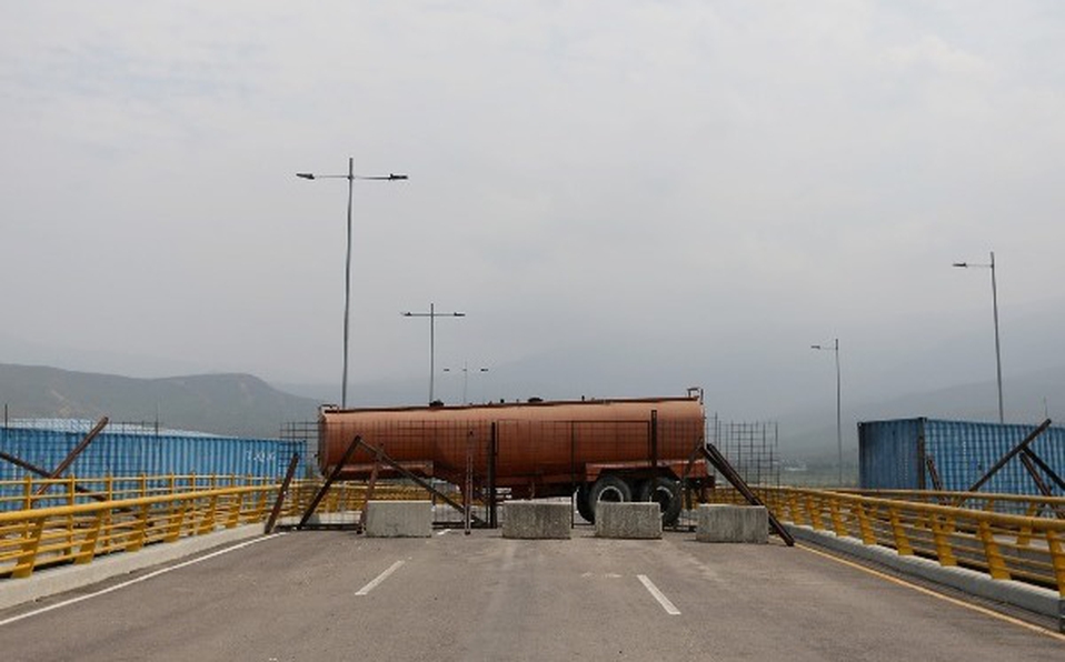 Venezuela: Militares bloquean puente por donde debe pasar la ayuda humanitaria