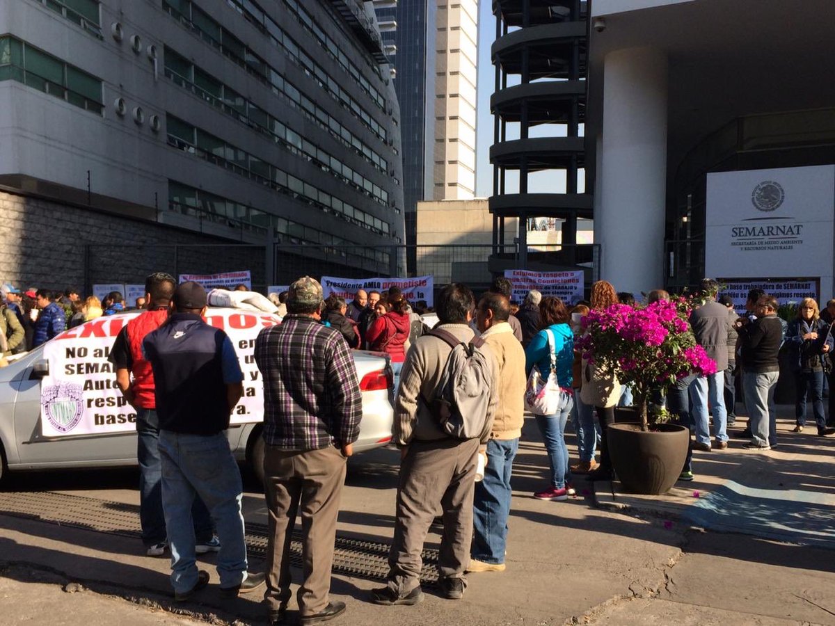 Trabajadores de Semarnat bloquean Ejército Nacional