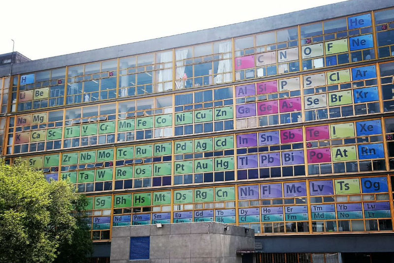 Edificio de la UNAM se convierte en enorme tabla periódica