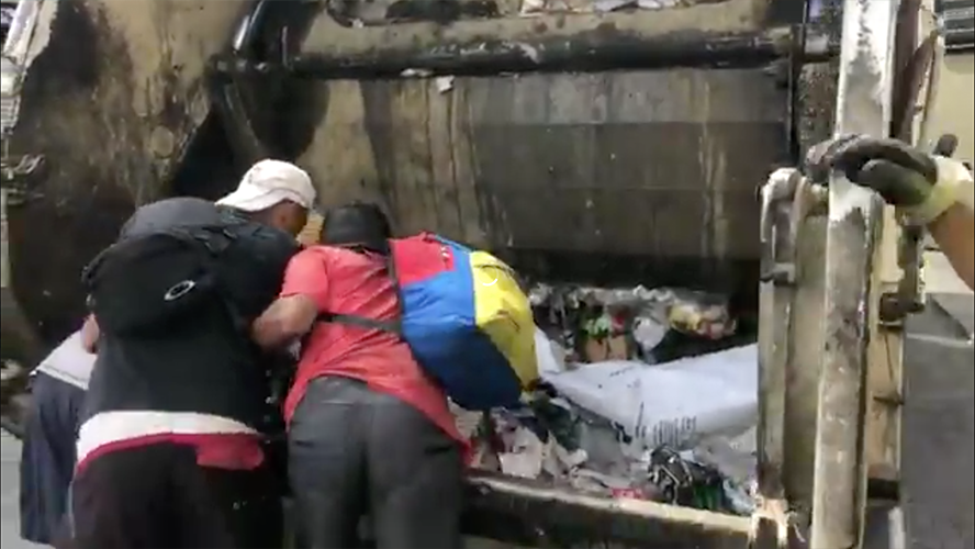 Jóvenes buscando comida en un basurero: el video que no le gustó a Maduro