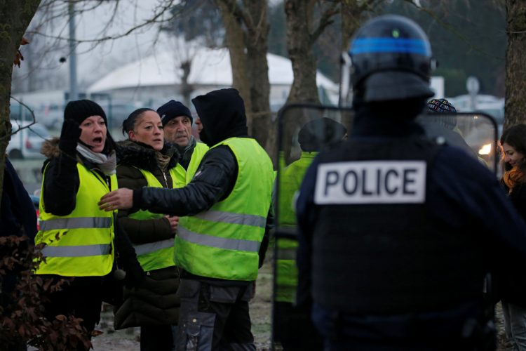 Presencia militar en París desalienta a marcha de “chalecos amarillos”