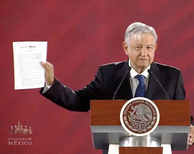 Firma AMLO carta compromiso de no reelección