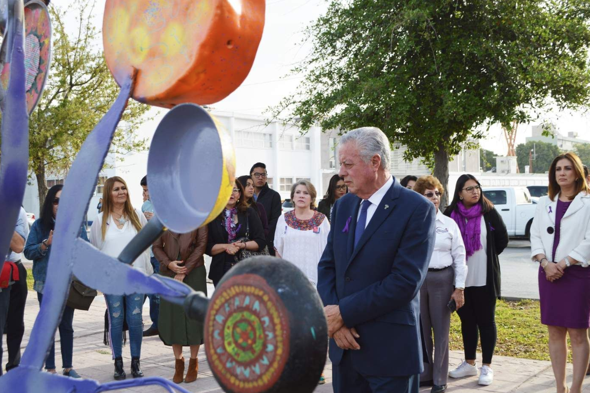 Inauguran Plaza de las Mujeres en Torreón… ¿con escultura de sartenes?