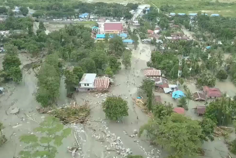 Al menos 61 muertos deja inundaciones en Indonesia