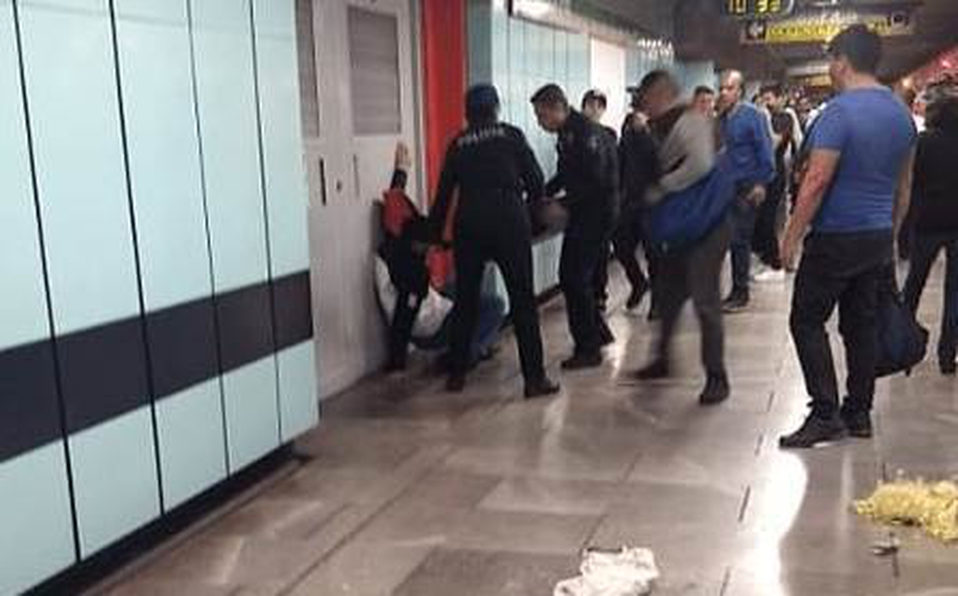Sujeto lanza gas pimienta en el Metro para asaltar a mujeres