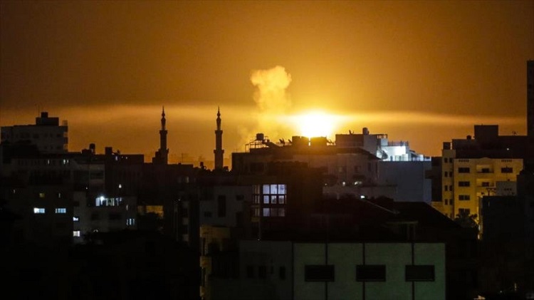 Israel ataca objetivos en Gaza como represalia al lanzamiento de un cohete desde la franja
