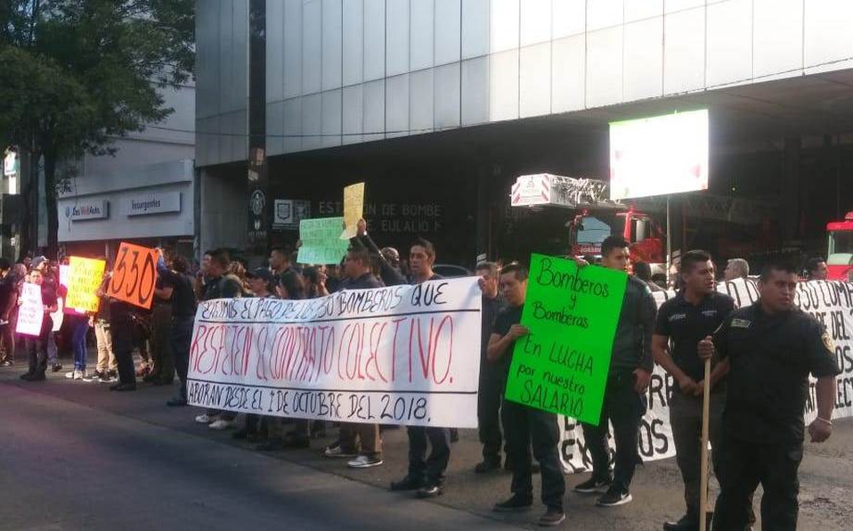 Bomberos bloquean vialidades en la Ciudad de México