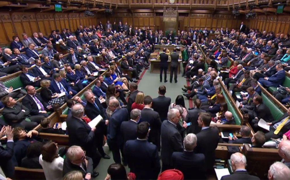 Parlamento británico buscará atrasar su salida de la Unión Europea