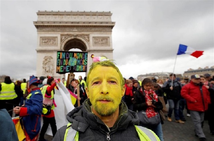 Cientos de los chalecos amarillos marchan en nueva protesta en París