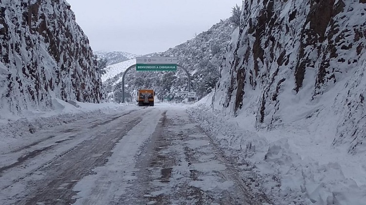 Nieve en Puerto San Luis detiene marcha de vehículos