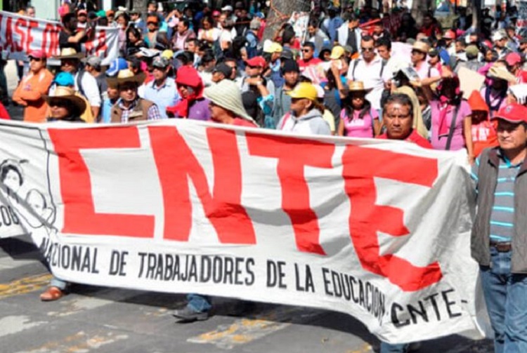 Maestros despedidos tras reforma educativa de Peña Nieto, ahora piden una plaza automática