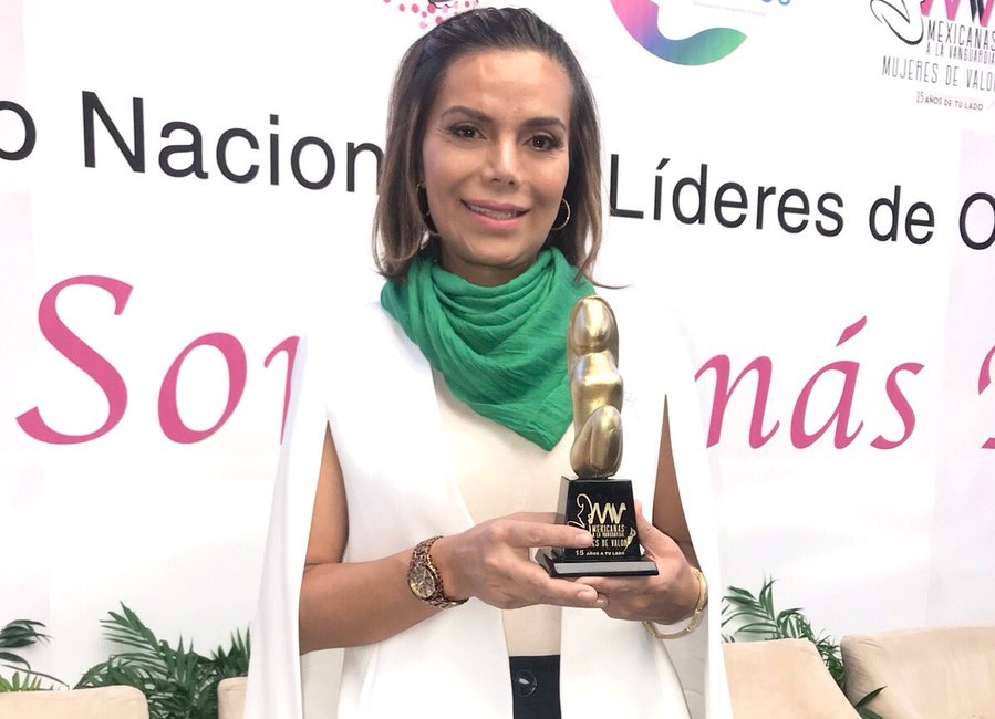 Premian a Diana Sánchez Barrios como la mujer del año