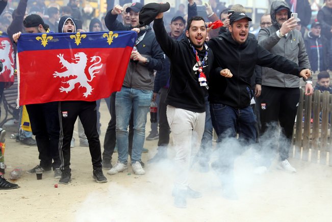 Hinchas del Barcelona y el Lyon se enfrentan; hay 6 detenidos y varios heridos