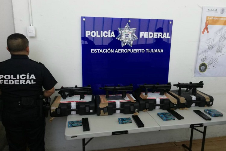 Detienen a individuo con cuatro metralletas en aeropuerto de Tijuana