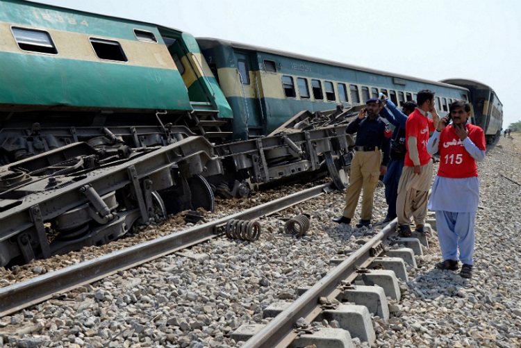Mueren cuatro en atentado con explosivo a tren en Pakistán