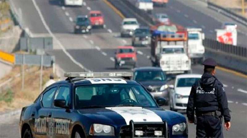 Si conduce por las carreteras federales, respete los señalamientos de tránsito: SCT