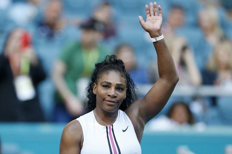 Lesión en la rodilla impide a Serena Williams continuar en el Abierto de Miami