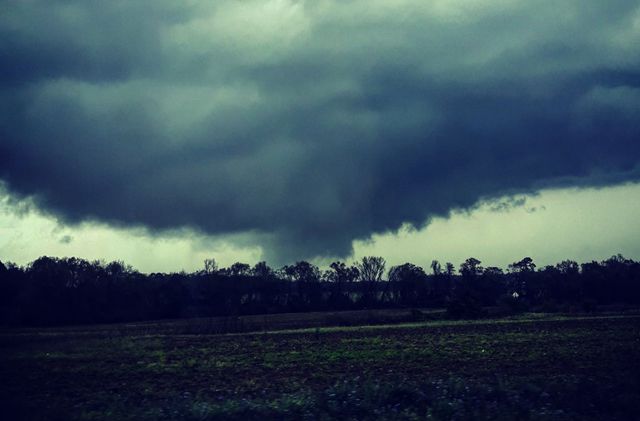 Suman 23 muertos tras el impacto de dos tornados en Alabama