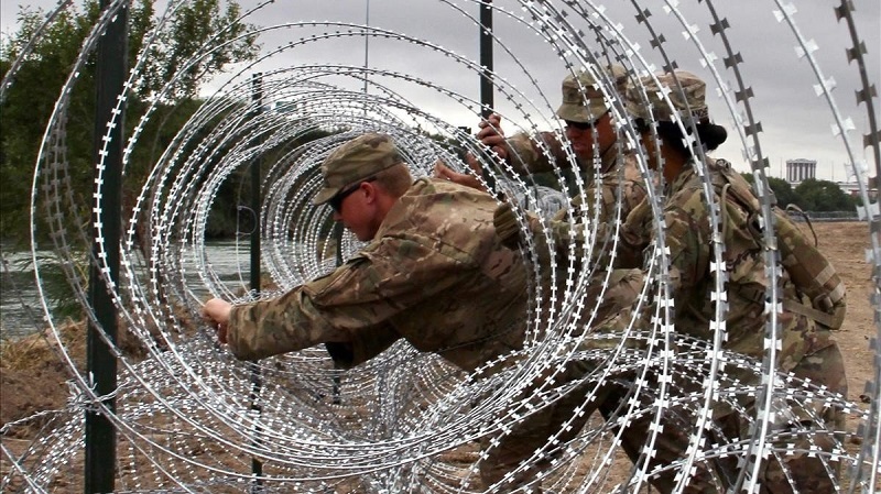 Piden reforzar protección de migrantes ante anunció de Greg Abbott de blindar con tanques la frontera