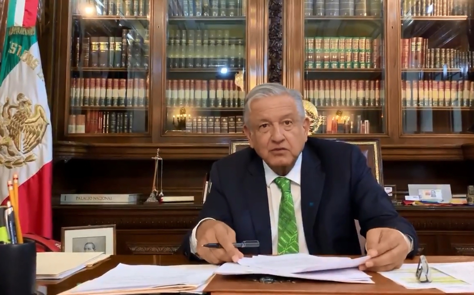 AMLO firma memorándum para dejar sin efecto la reforma educativa