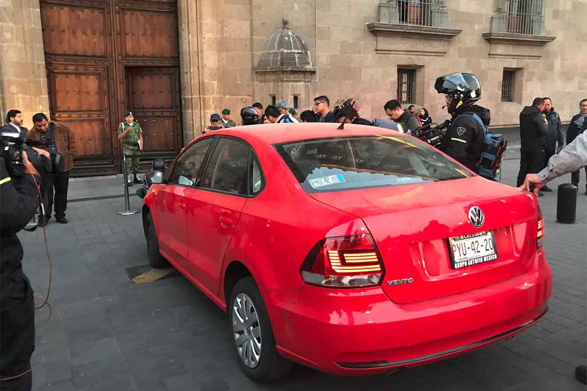 Mujer estaciona su auto frente a Palacio Nacional; exige hablar con AMLO