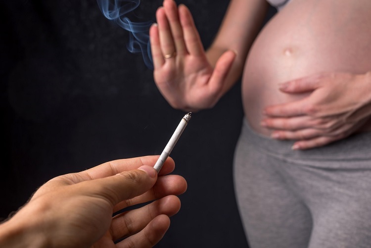 Tabaquismo pasivo en embarazadas puede provocar daño cardíaco a bebés