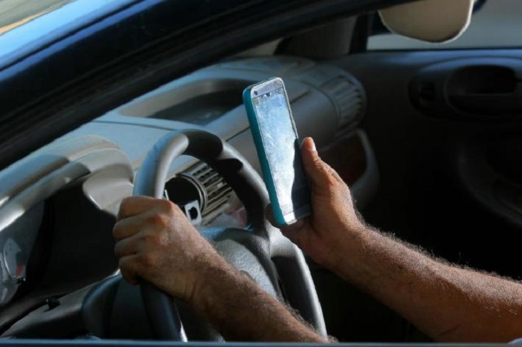 Usar el celular al manejar aumenta cuatro veces el riesgo de accidentes, según la OMS